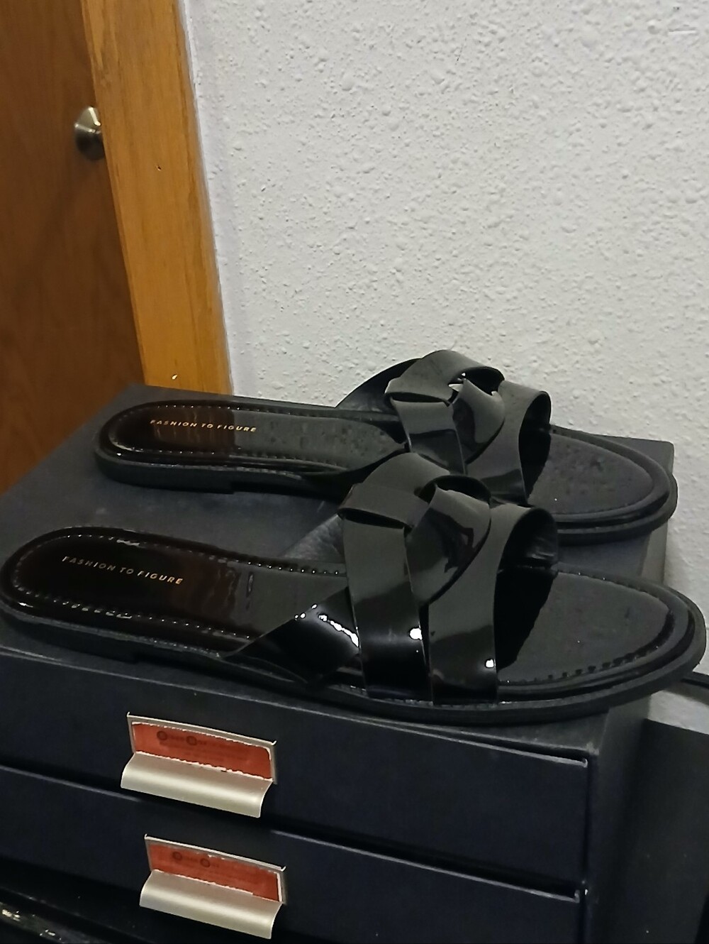 Fashion To Figure Black Patent Interlocking Cross Strap Slide Sandals 14W